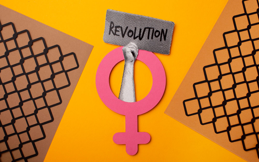 Signe femme avec une main qui tient une pancarte avec écrit dessus "révolution"